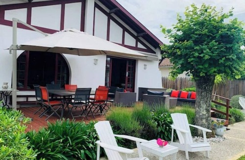 Gujan-Mestras Villa | 3-star villa + outbuilding; sleeps 10; 5 bedrooms, 3 bathrooms; beach 15 minutes away