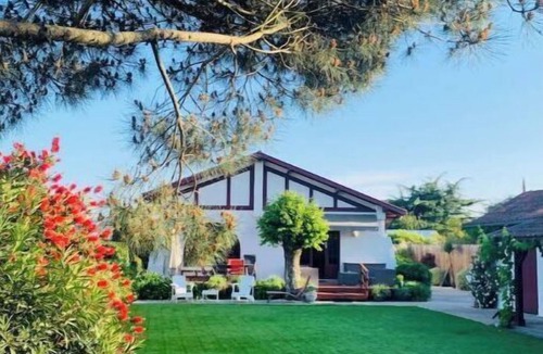 Gujan-Mestras Villa | 3-star villa + outbuilding; sleeps 10; 5 bedrooms, 3 bathrooms; beach 15 minutes away