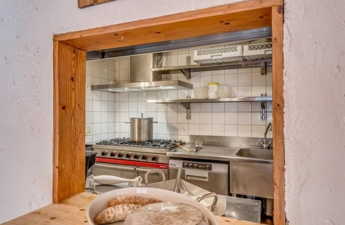 Les Almes Apartment | 300m from resort center, Ground floor, terrace, fireplace or stove, tv, ski locker, 180m², Tignes