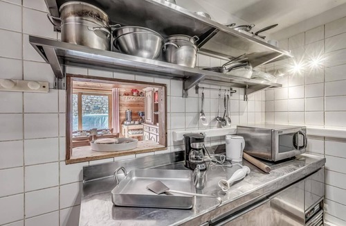 Les Almes Apartment | 300m from resort center, Ground floor, terrace, fireplace or stove, tv, ski locker, 180m², Tignes
