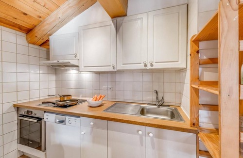 Les Almes Apartment | 300m from resort center, 2nd floor, balcony, fireplace or stove, tv, ski locker, 90m², Tignes