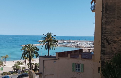 Menton Apartment | 3min walk BEACHES, PARKING Town Hall, Pedestrian street Quiet 42 m2 CLIM 3p max