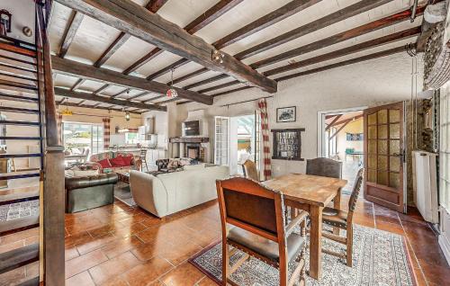 Escos House | 4 Bedroom Cozy Home In Escos
