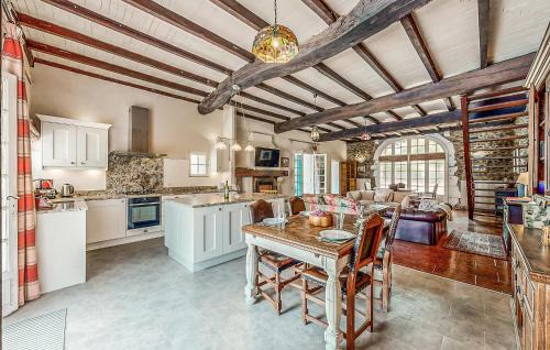 Escos House | 4 Bedroom Cozy Home In Escos