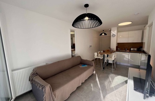 Cavalaire-sur-Mer Apartment | 40sqm Apartment with Terrace and Parking in Cavalaire-sur-Mer