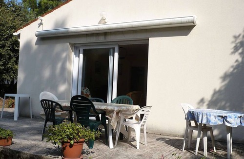 Domino House | 5-room house with large garden in Domino, sleeps 6, pets allowed