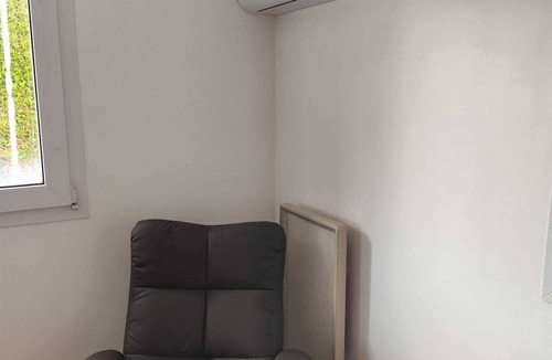 Breuillet Apartment | 6 minutes from the beaches: Studio with two single beds, separate entrance, and parking