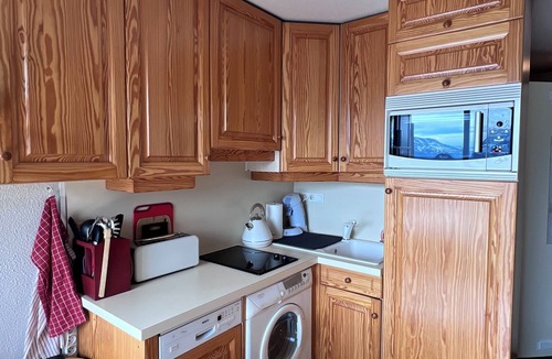 Eclose-Ouest Apartment | 6-person apartment - close to the slopes - balcony - private covered parking