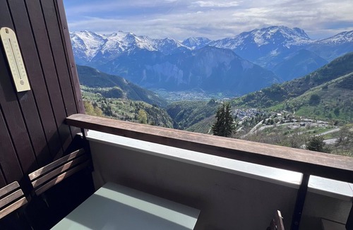 Eclose-Ouest Apartment | 6-person apartment - close to the slopes - balcony - private covered parking