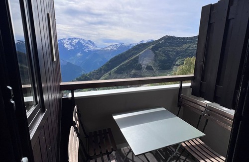 Eclose-Ouest Apartment | 6-person apartment - close to the slopes - balcony - private covered parking