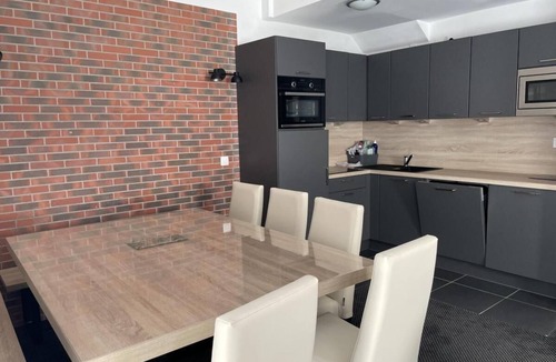 Eaux-Bonnes Apartment | 80m from resort center, 4th floor, view ski slopes, swimming pool, tv, ski locker, 80m², Gourette
