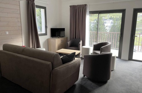 Eaux-Bonnes Apartment | 80m from resort center, 4th floor, view ski slopes, swimming pool, tv, ski locker, 80m², Gourette
