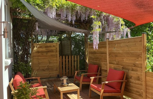 Eauze House | A charming vacation rental nestled in a lush green setting 🌺 Pets welcome🐶