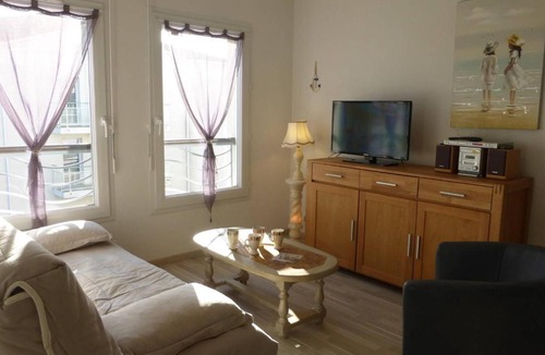 Saint-Gilles-Croix-de-Vie Apartment | Agréable T2 à 1,5km du centre, proche plage, balcon, parking privé, ascenseur, 4 couchages - FR-1-224-447