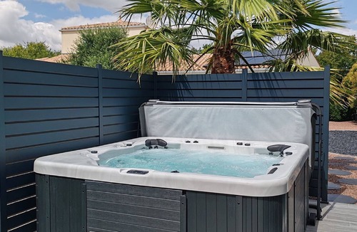 Saint-Sauveur-d'Aunis Cottage | Air-Conditioned "Nature & Serenity" Cottage with a Private 6-Person Jacuzzi