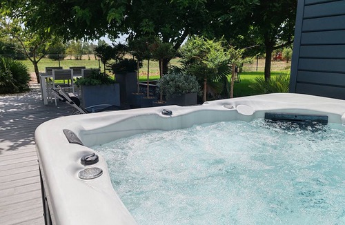 Saint-Sauveur-d'Aunis Cottage | Air-Conditioned "Nature & Serenity" Cottage with a Private 6-Person Jacuzzi