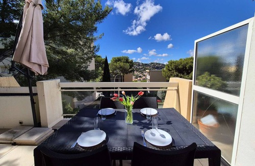 Saint-Mandrier-sur-Mer Apartment | Air-conditioned apartment with terrace, private parking, residence with swimming pool