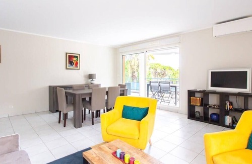 La Bocca Nord Apartment | Air-conditioned apartment with furnished terrace, tennis court & a garage