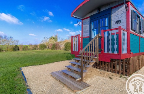 Saint-Hilaire-du-Bois Cottage | Air-conditioned caravan with pool and garden