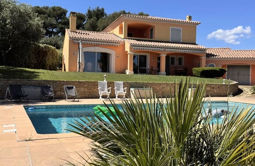 Ollioules Villa | Air-Conditioned Villa with Pool: 5 Rooms, Sleeps 8 - Comfort