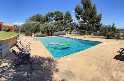 Ollioules Villa | Air-Conditioned Villa with Pool: 5 Rooms, Sleeps 8 - Comfort