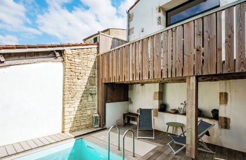 Arcais Villa | An exceptional getaway at the 4-star Villa Mélusine, featuring air conditioning