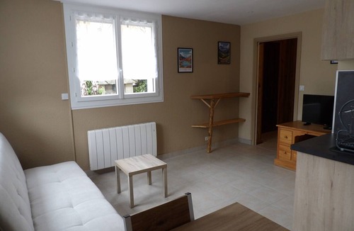 Saint-Martin-sur-la-Chambre Apartment | Apartment '4 Personnes' with Mountain View, Shared Garden and Wi-Fi