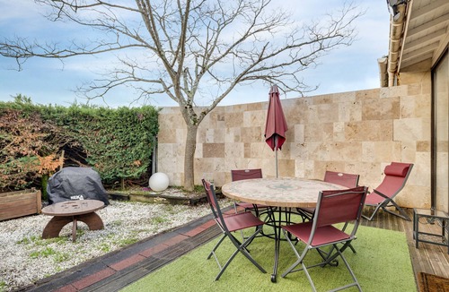Saint-Sulpice-de-Faleyrens House | Apartment 'A La Belle Vie' with Private Terrace, Wi-Fi and Air Conditioning
