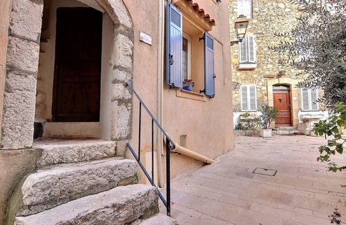Saint-Cezaire-sur-Siagne Apartment | Apartment with queen-size bed 160, close to shops, between sea and mountains