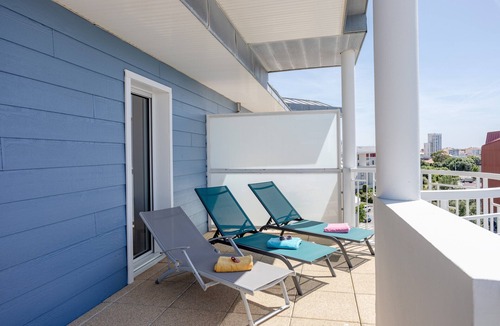 Les Sables d'Olonne Apartment | Apartment 'Appart Villa Margaux Near the Sea' with Private Terrace and Wi-Fi