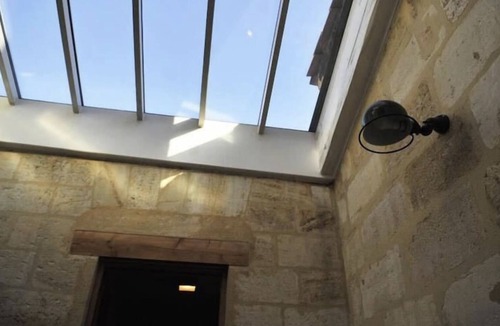 Bordeaux Golden Triangle Apartment | Apartment 'Appartement Luxueux Centre' with Balcony, Wi-Fi and Air Conditioning