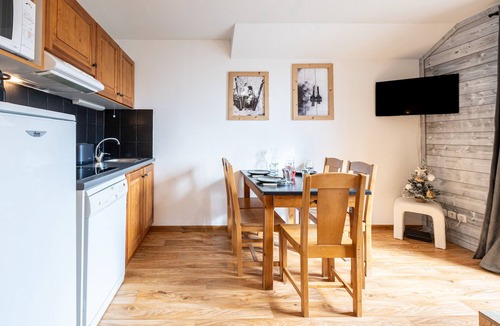 Albiez-le-Vieux Apartment | Apartment "Atlas" with Mountain View, Balcony, and Wi-Fi