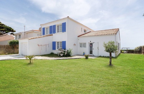 Chateau-d'Olonne Apartment | Apartment 'Les Sables Pailletés 10p' with Sea View, Private Terrace and Wi-Fi