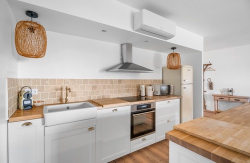 Le Pradet Apartment | Apartment 'Magnificent 6 Guests' with Balcony, Wi-Fi, and Air Conditioning