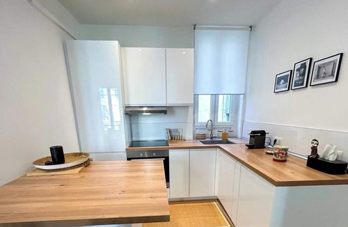 Carabacel Apartment | Apartment 'Place Garibaldi – Cosy Et Climatisé' with Wi-Fi and Air Conditioning
