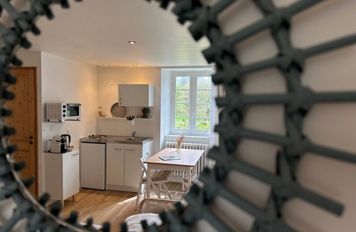 Clohars-Carnoet Apartment | Apartment 'Prat Bras - T1 Cocooning' with Shared Garden and Wi-Fi