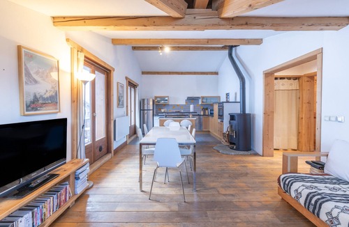 Les Houches Apartment | Apartment 'Style Loft Chamonix' with Balcony and Wi-Fi