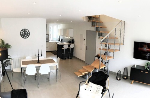 Aix-les-Bains Apartment | Apartment T4 Christina, panoramic view of the lake, near the city center, fully equipped.