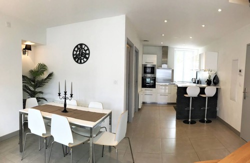 Aix-les-Bains Apartment | Apartment T4 Christina, panoramic view of the lake, near the city center, fully equipped.