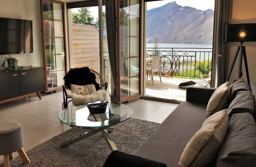 Aix-les-Bains Apartment | Apartment T4 Christina, panoramic view of the lake, near the city center, fully equipped.