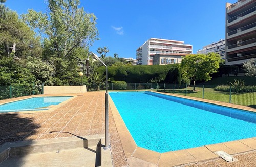 La Madeleine Apartment | Apartment with balcony and pool near the sea