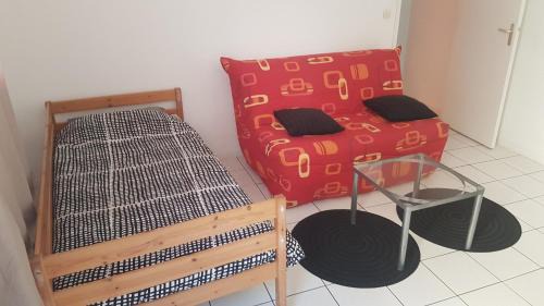 Chateau-Gontier Apartment | appart simple entier 3 chambres avec cour pour 2 a 7 personnes à château-gontier