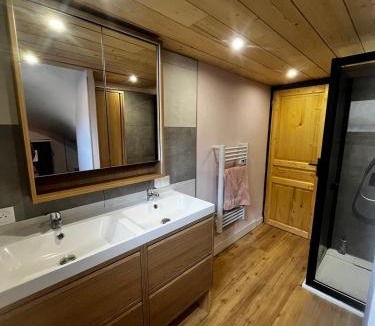 Sallanches Apartment | Appartement chaleureux et proche de station de ski