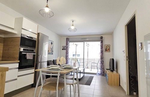 Saint-Sylvestre Apartment | Appartement Cosy Dans Un Ecrin De Verdure -Nice, 135€ per night