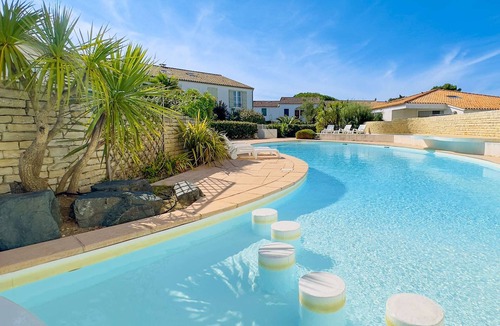 La Couarde-sur-Mer Apartment | Appartement en résidence avec piscine, cour privée
