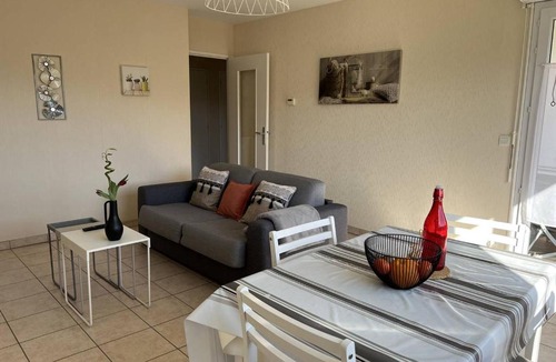 Cambo-les-Bains Apartment | Appartement T2 RDC avec terrasse, parking, et WIFI à Cambo-les-Bains - FR-1-495-76