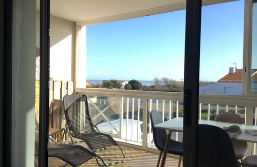 La Tranche-sur-Mer Apartment | Appt sea view at foot of grouin du cou lighthouse. La tranche sur mer