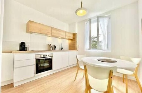 Saint-Nazaire Apartment | Art Deco I Center I High-Speed Wi-Fi I Bright