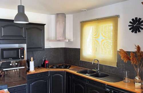 Meounes-les-Montrieux House | Artist's house in a private estate.