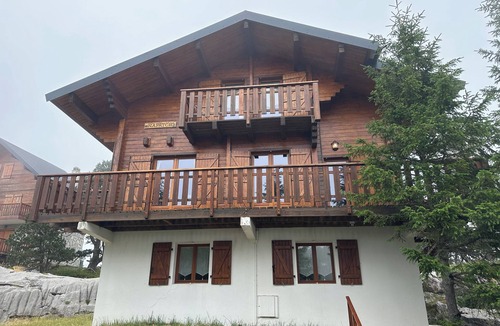 Arette Ski Chalet | At the base of a chalet at the foot of the slopes in the Pierre Saint Martin ski resort.
